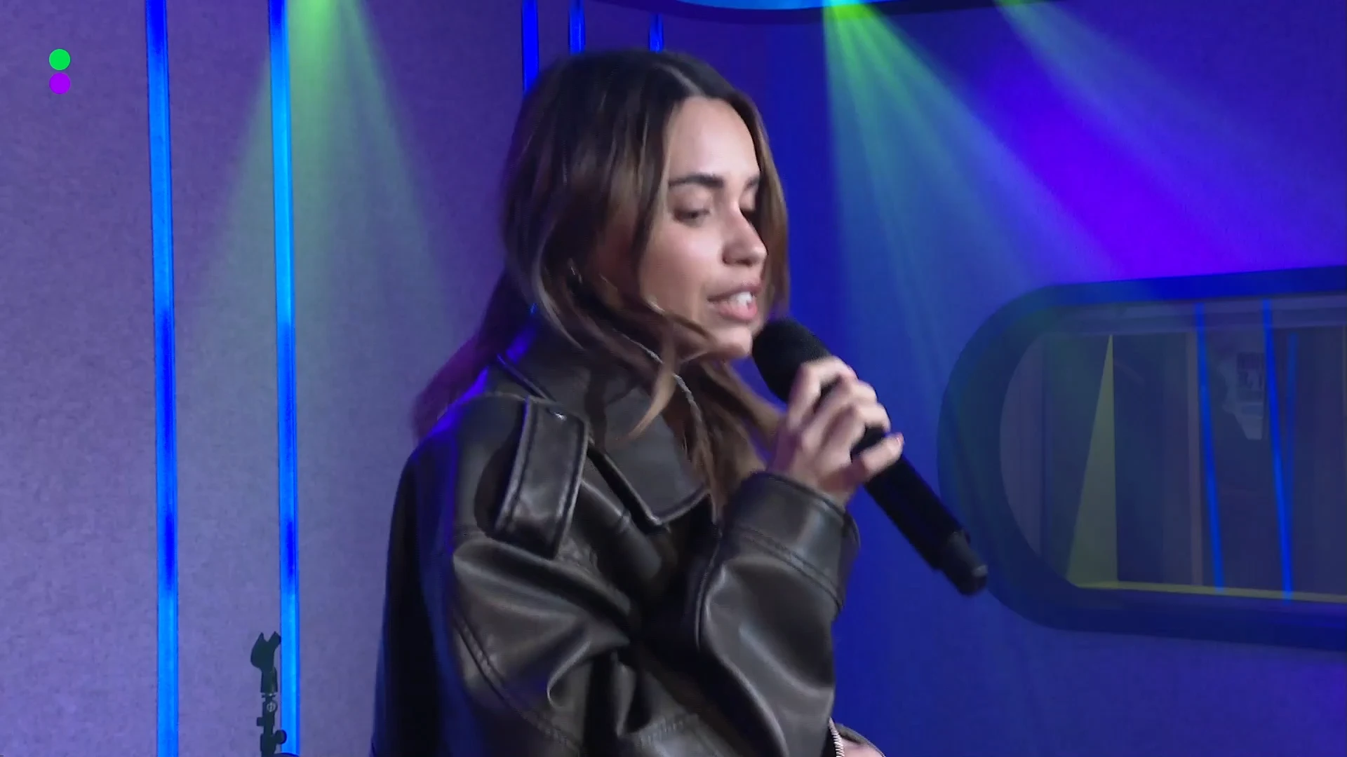 Zoë Tauran zingt Fallin' op de loopband