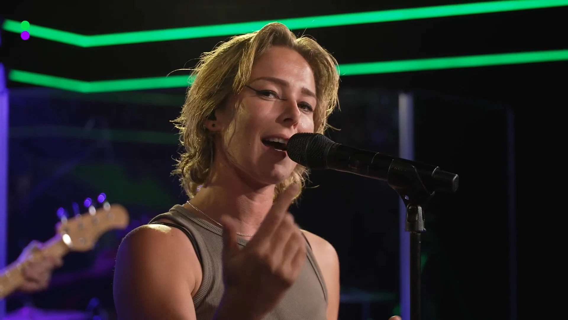 Wow! SERA speelt de studio plat met Don’t Leave (Kylie) 🤩