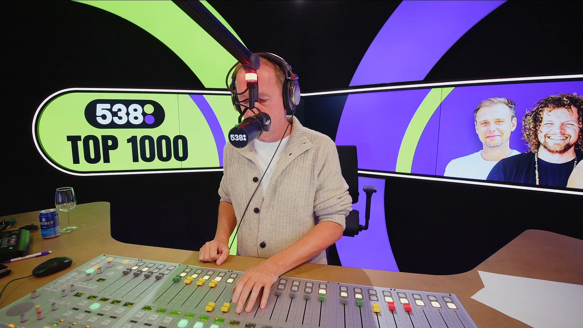 De stamgasten van Evers & co. bespreken belangrijke zaken