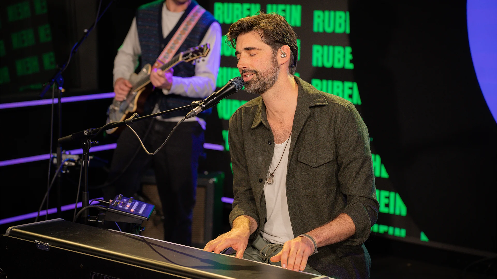Ruben Hein speelt zijn nieuwe single The Weatherman bij Edwin Evers