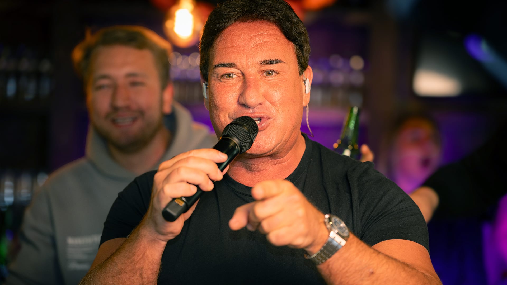 Alex - Een Bossie Rooie Rozen bij Evers & co.