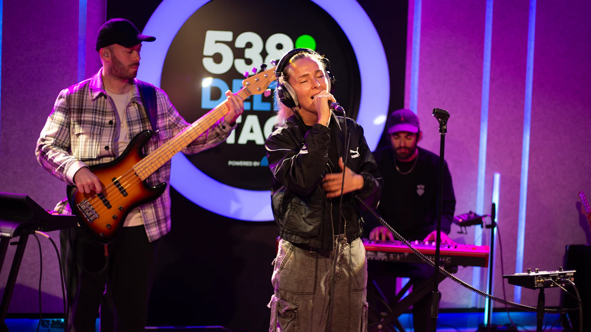 SERA speelt haar nieuwe nummer Best Friend live!