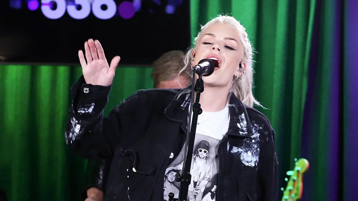 'Dit kan niet live zijn!' Davina Michelle zingt haar nieuwe single