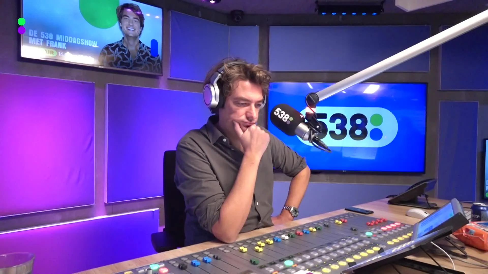 Belaagde Powned-verslaggever over het beruchte Sunneklaas-'feest' op Ameland!