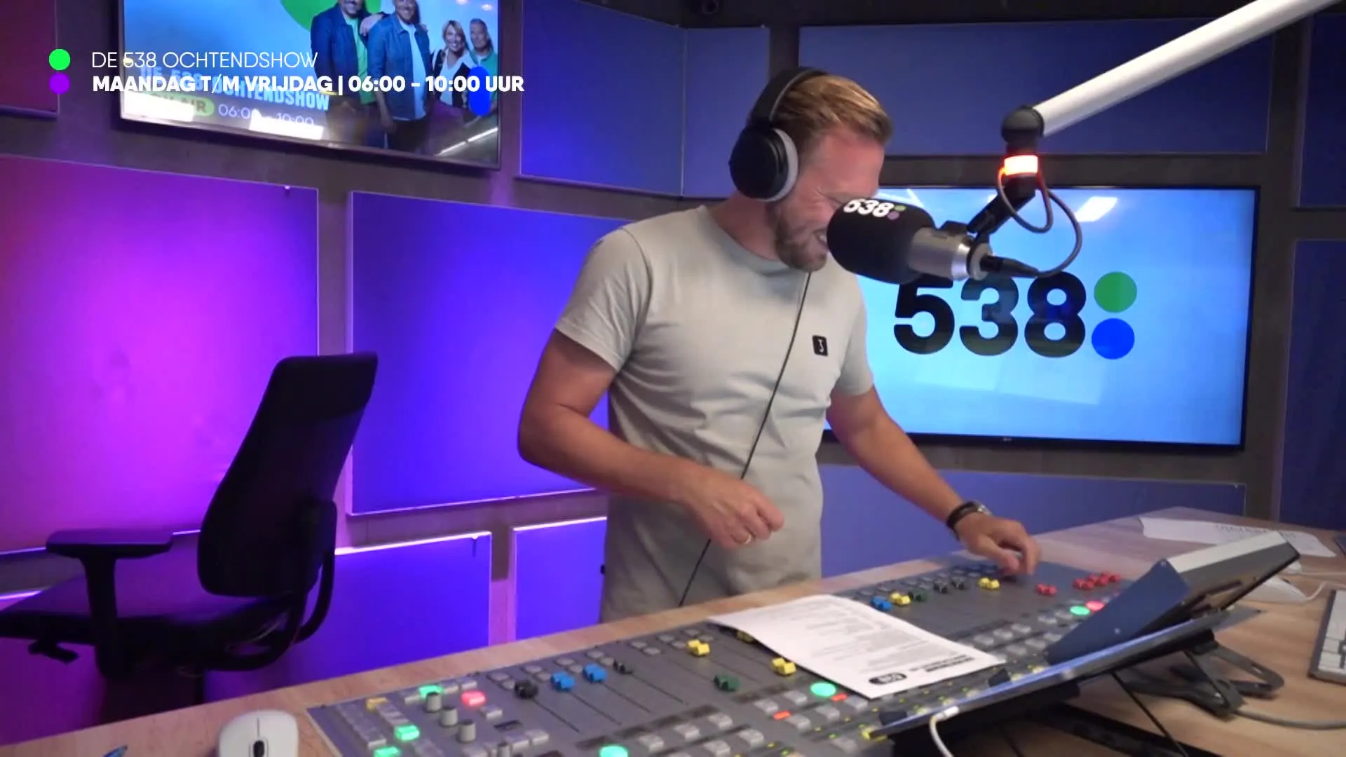 Henny Huisman verrast met nieuwe mop!