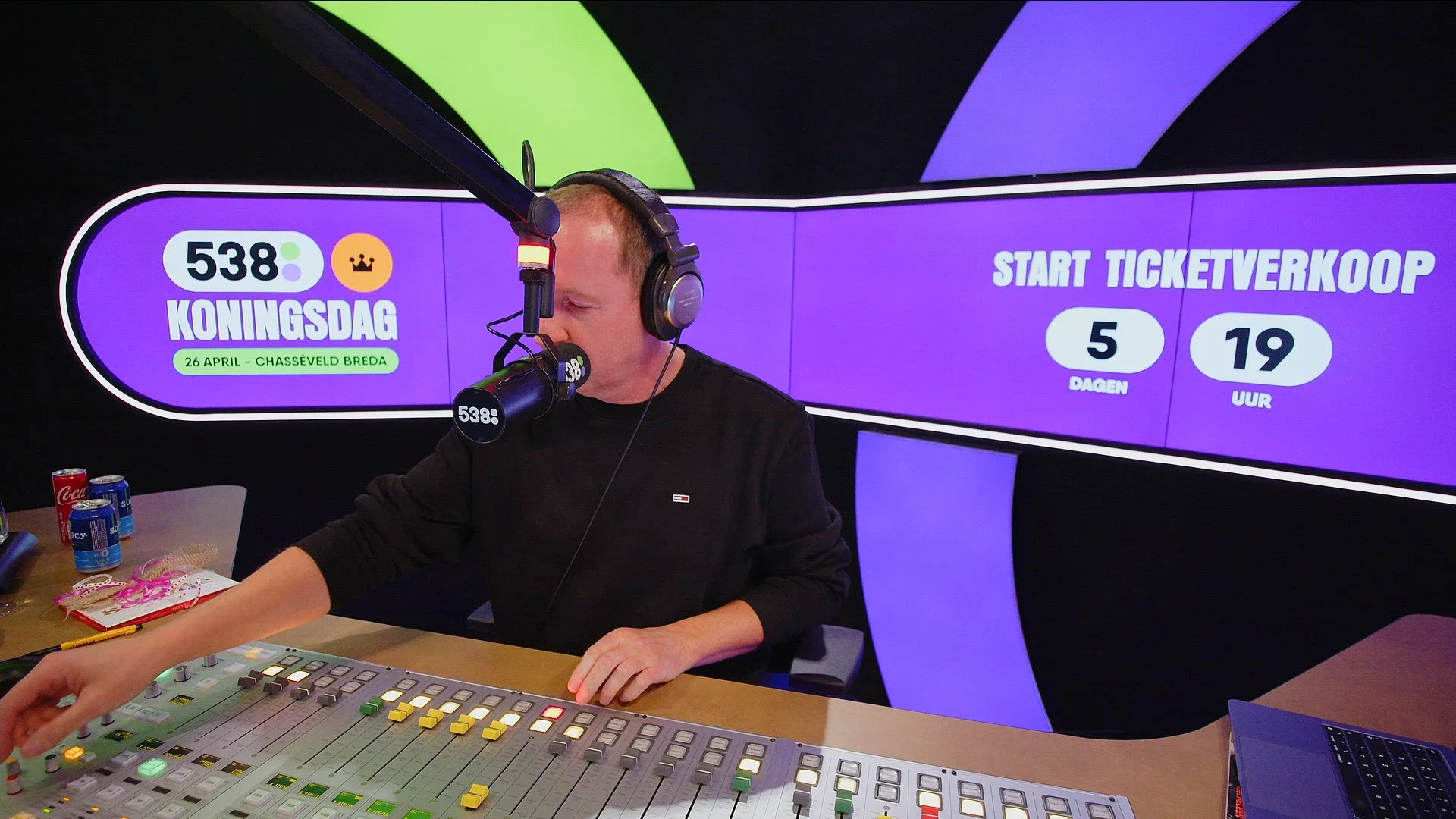 'Laat Heleen maar bellen!' Harry Mens met serenade aan Heleen van Royen in Evers & co.!