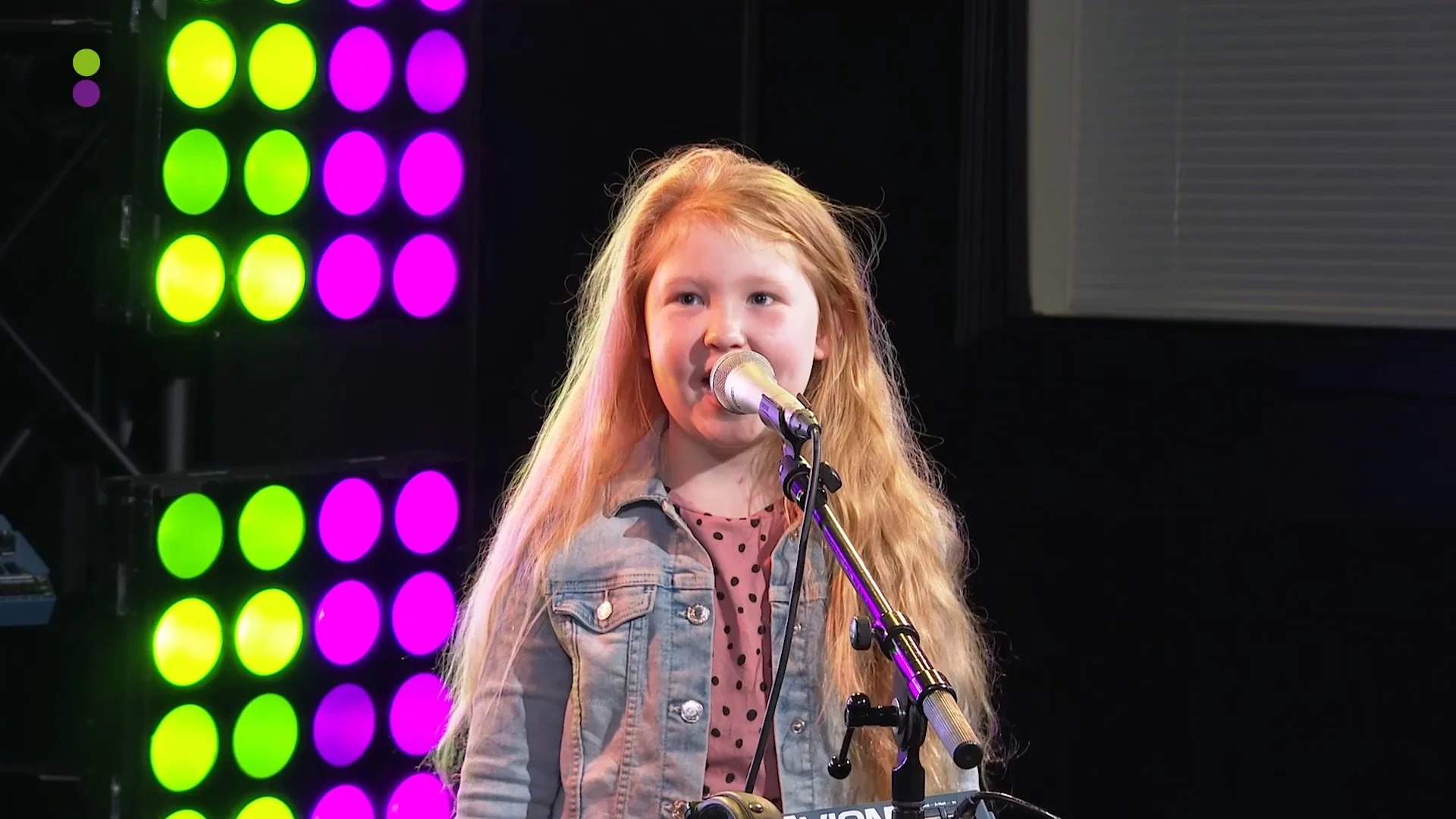 Hannelore in tranen na Take Your Time Girl van Niels Geusebro...