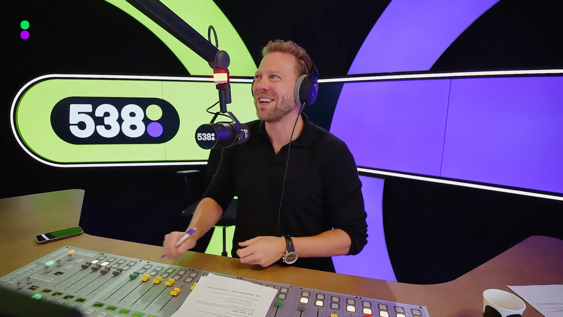 De 583 Ochtendshow belt met Breek, uh... Freek!