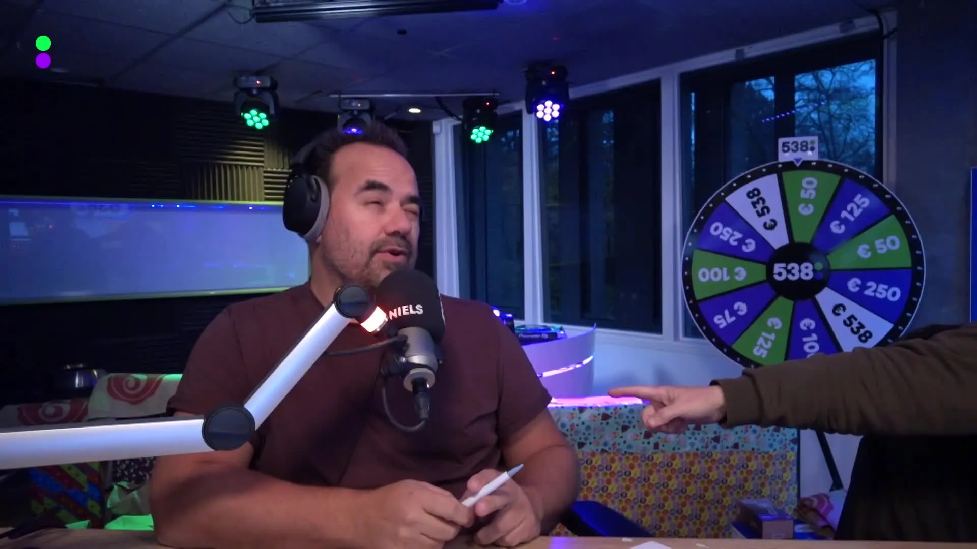 Rick maakt ruzie in de voetbal-kantine!