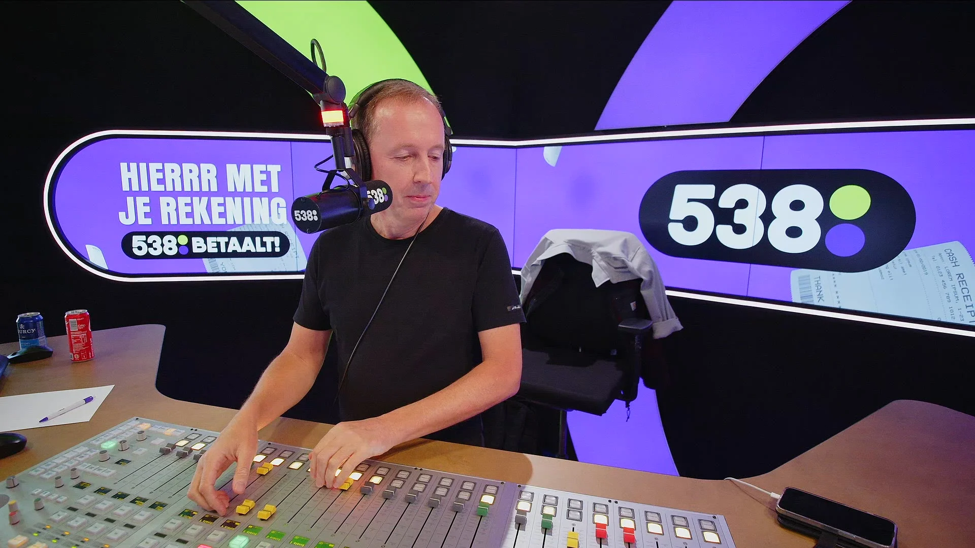 Stamtafel Evers & co. over Bolle Jos en 'Johan Derksen' met een nummer over Wilfred Genee!