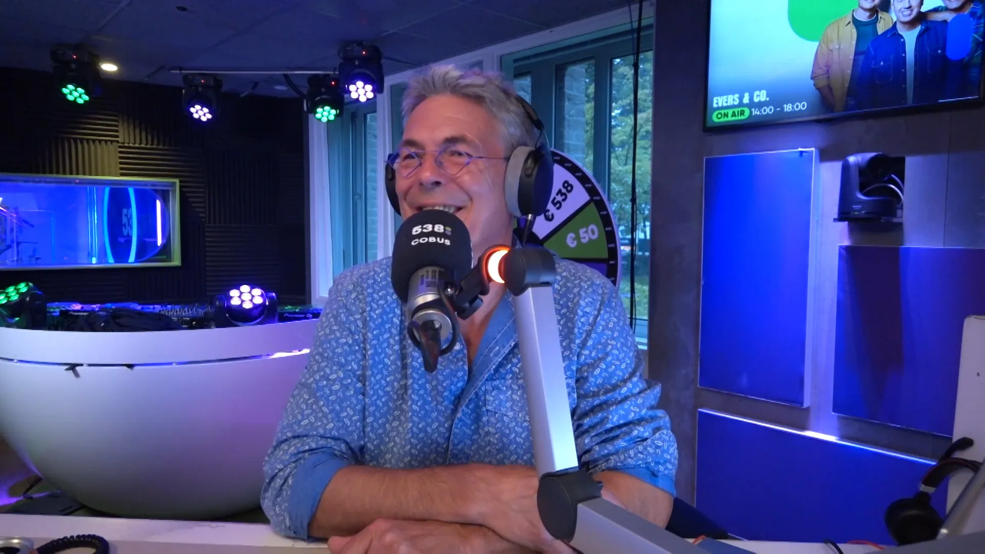 Ondertussen in de bedrijfskantine van de Tweede Kamer...