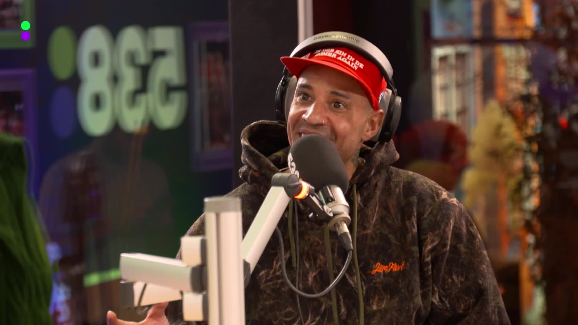 Bizzey: 'De mensen die voor de eerste keer De Vrienden van Amstel Live doen hebben de kleinste kleedkamer'