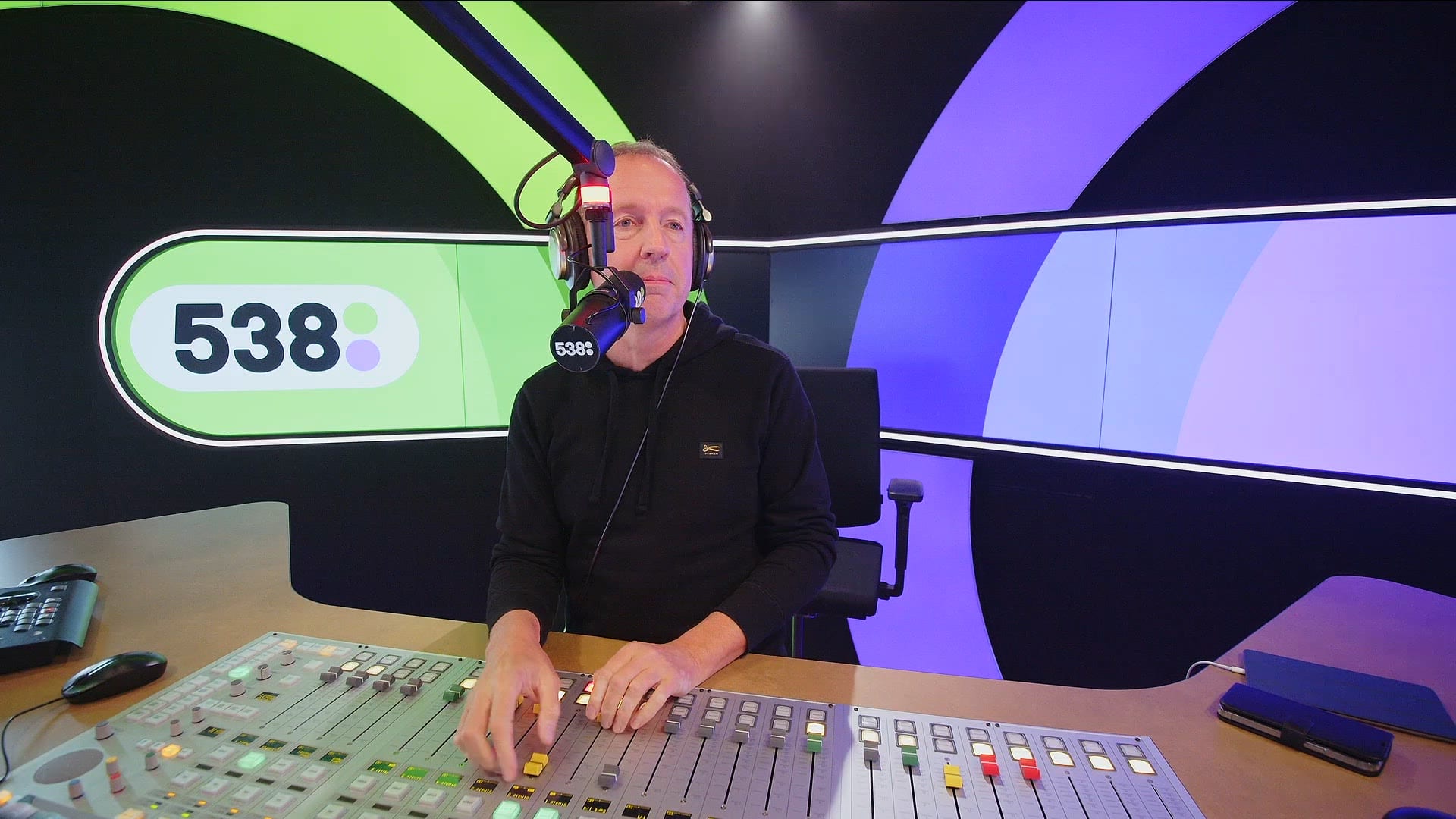 Wat doe je als je noodwet er niet doorheen komt? Een nummer maken natuurlijk!