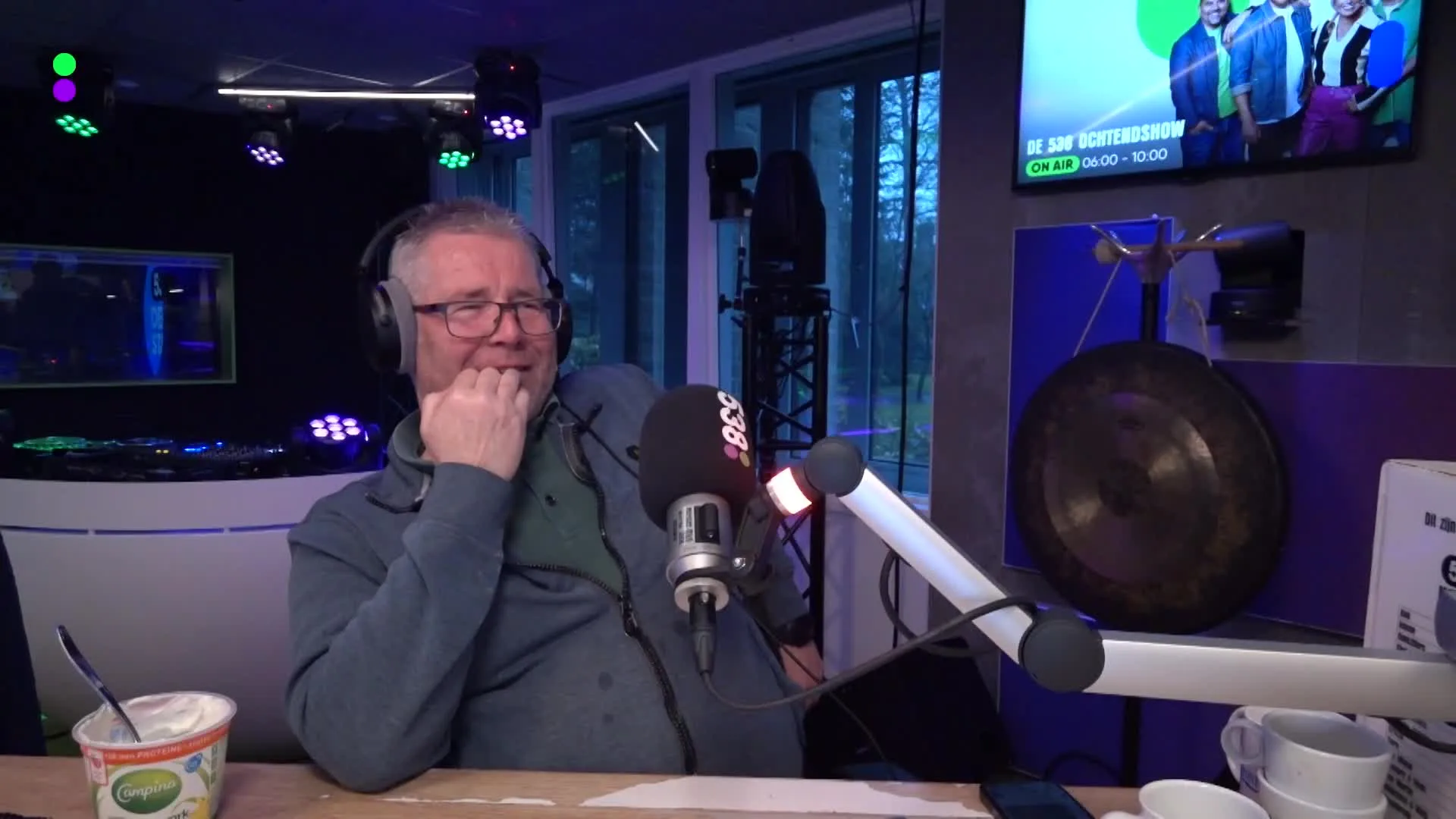 Jan Jaap van der Wal moet Peter Pannekoeks auto wassen in lingerie!