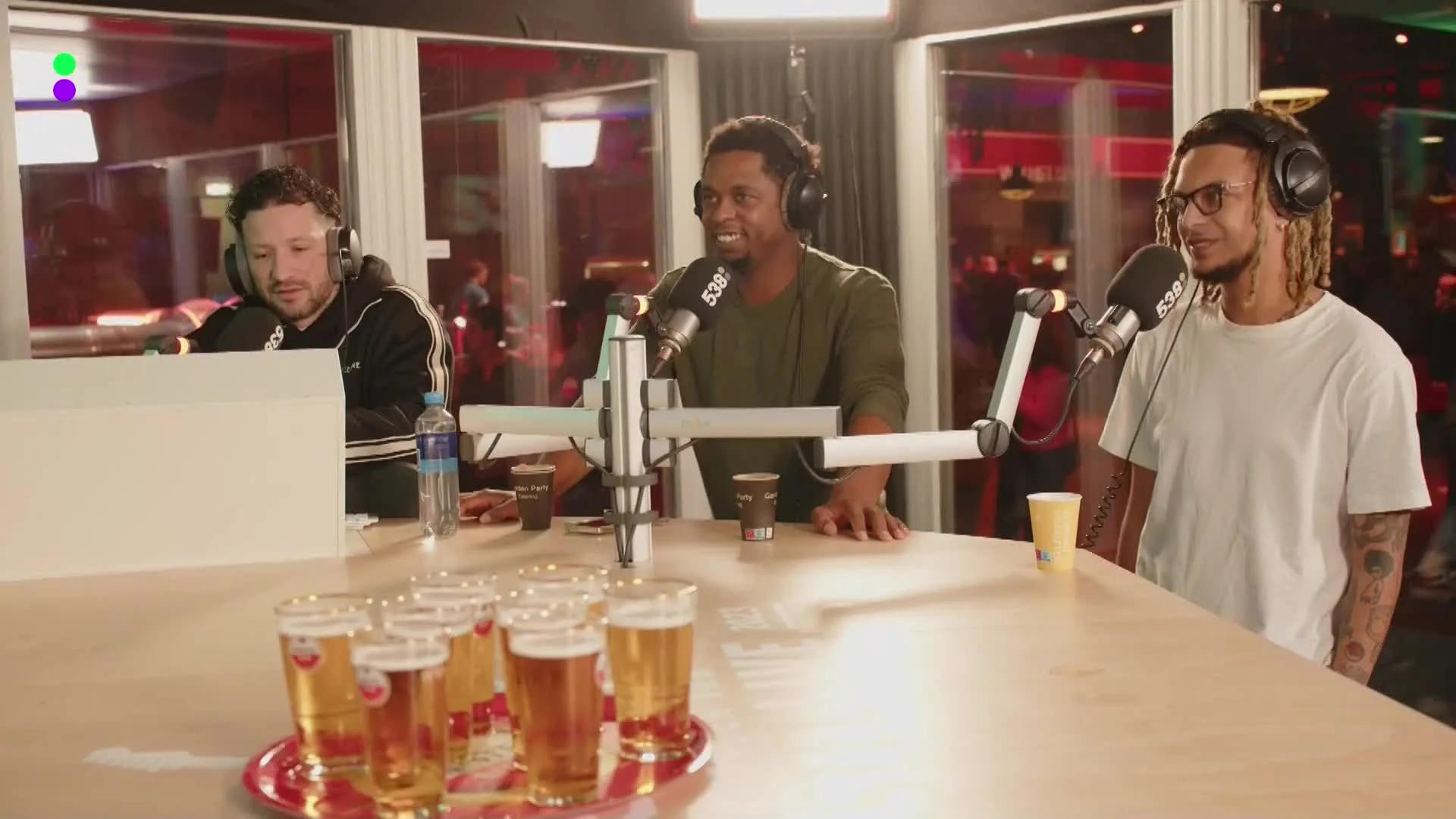 Gesprek Kraantje Pappie, Typhoon en Ronnie Flex bij Coen en Sander