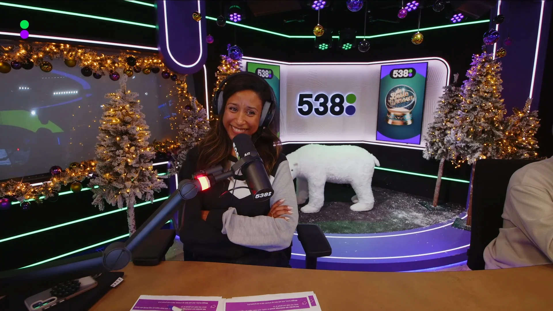 Noortje wordt verrast met een middagje indoorskiën!