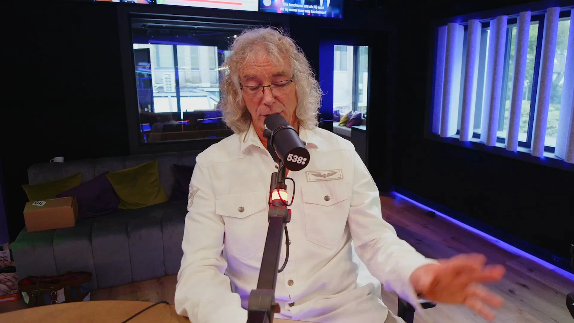 Arie vertelt live een hilarische mop over een stel dat nog moet trouwen...