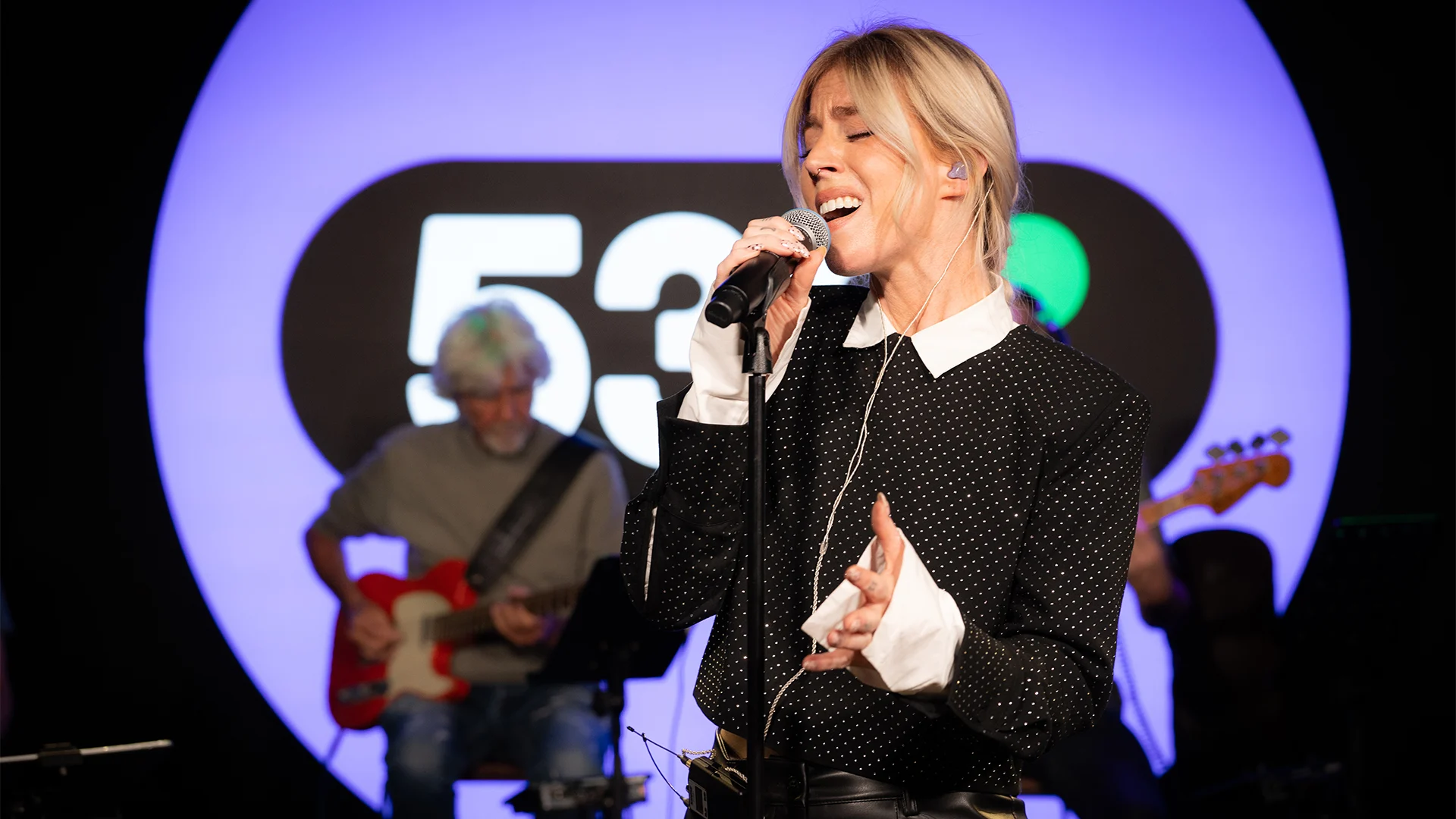 Elske DeWall doet Something Happened on the Way to Heaven bij Evers & co.