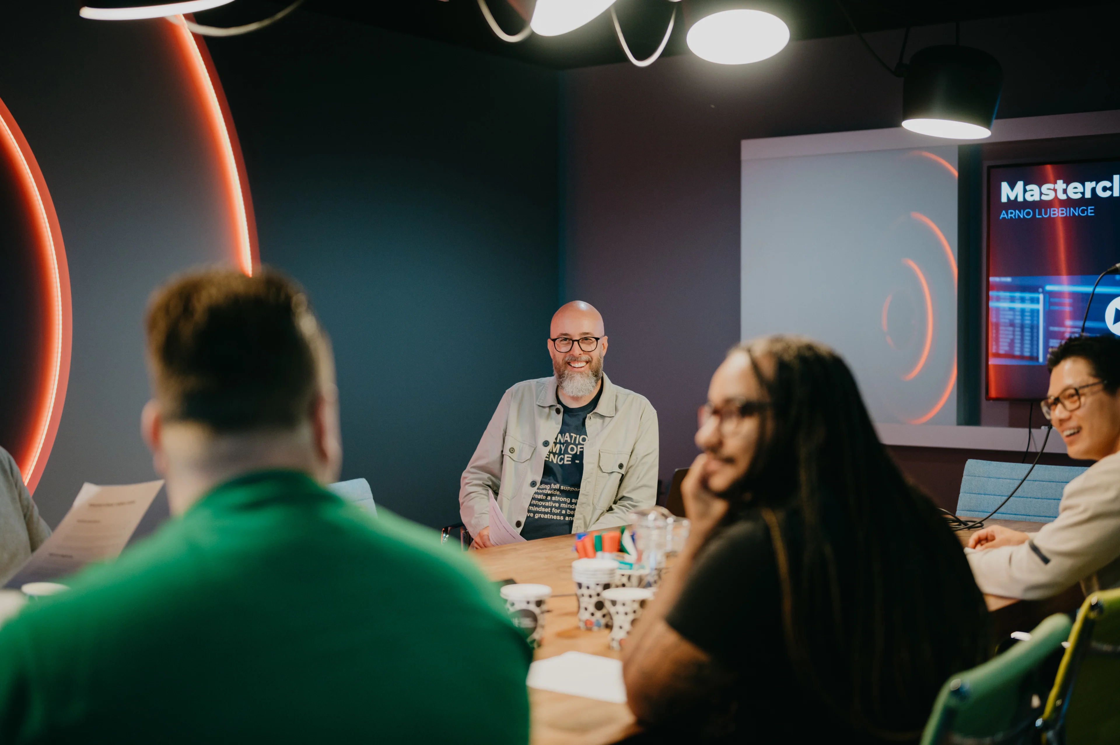 Ontmoet Arno, voice-over bij Hart van Nederland. 