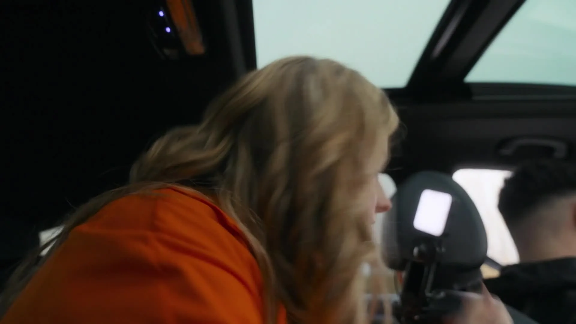 Noa Vahle en Merel Ek staande gehouden door politie