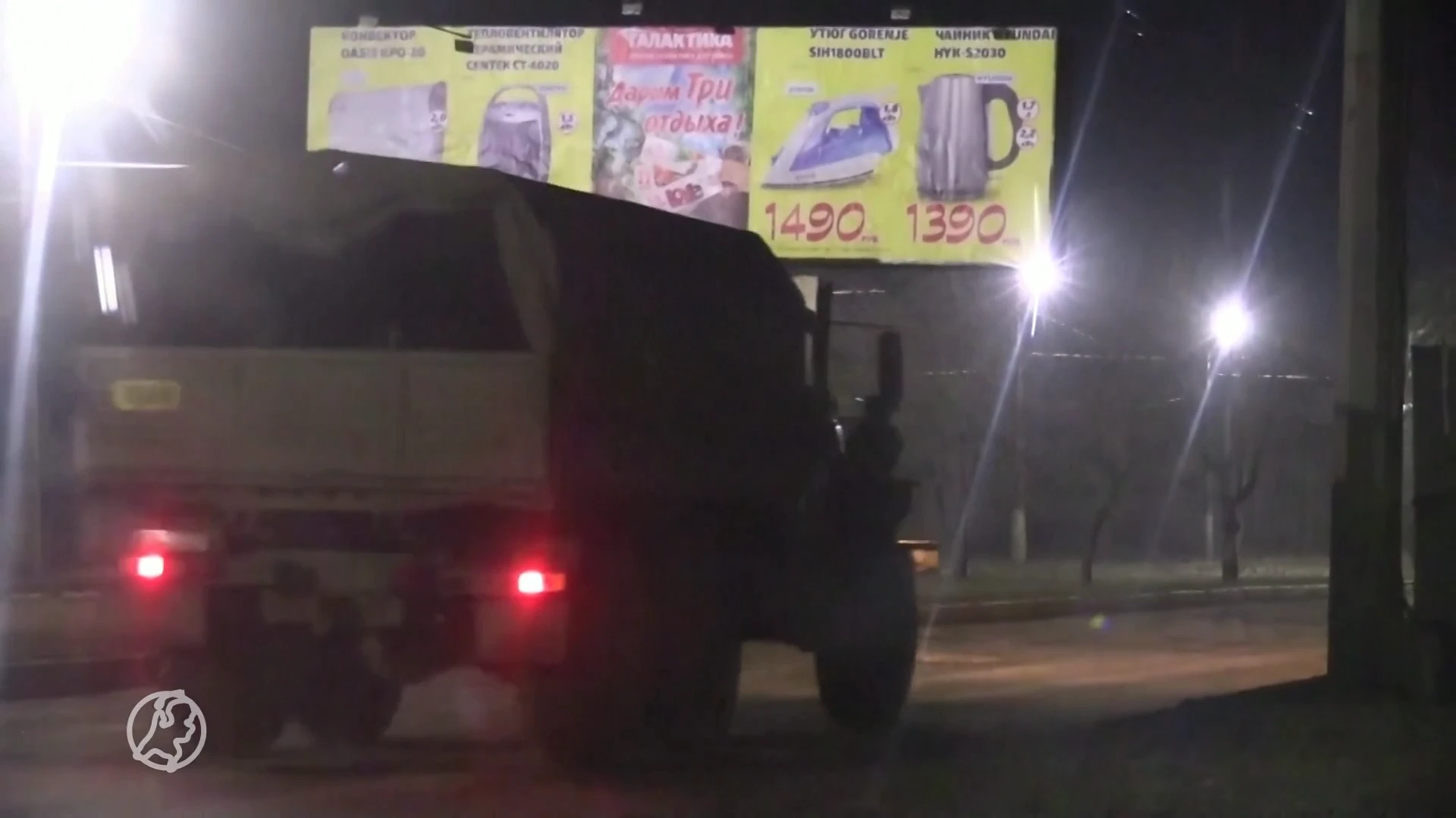 Beelden van mogelijk Russische militaire voertuigen die het oosten van Oekraïne zijn ingereden