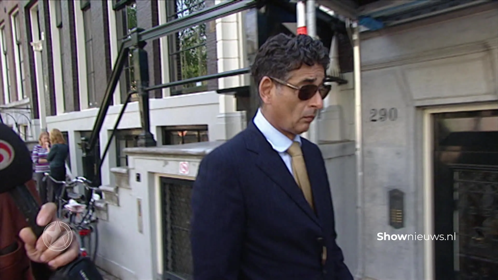 Van rechtszaal naar schouwburg: Daar moest mr. Spong wel even over nadenken...