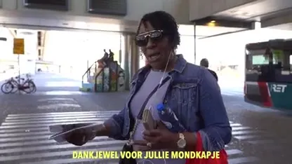 DJ Johnny 500 deelt gratis mondkapjes uit in trein