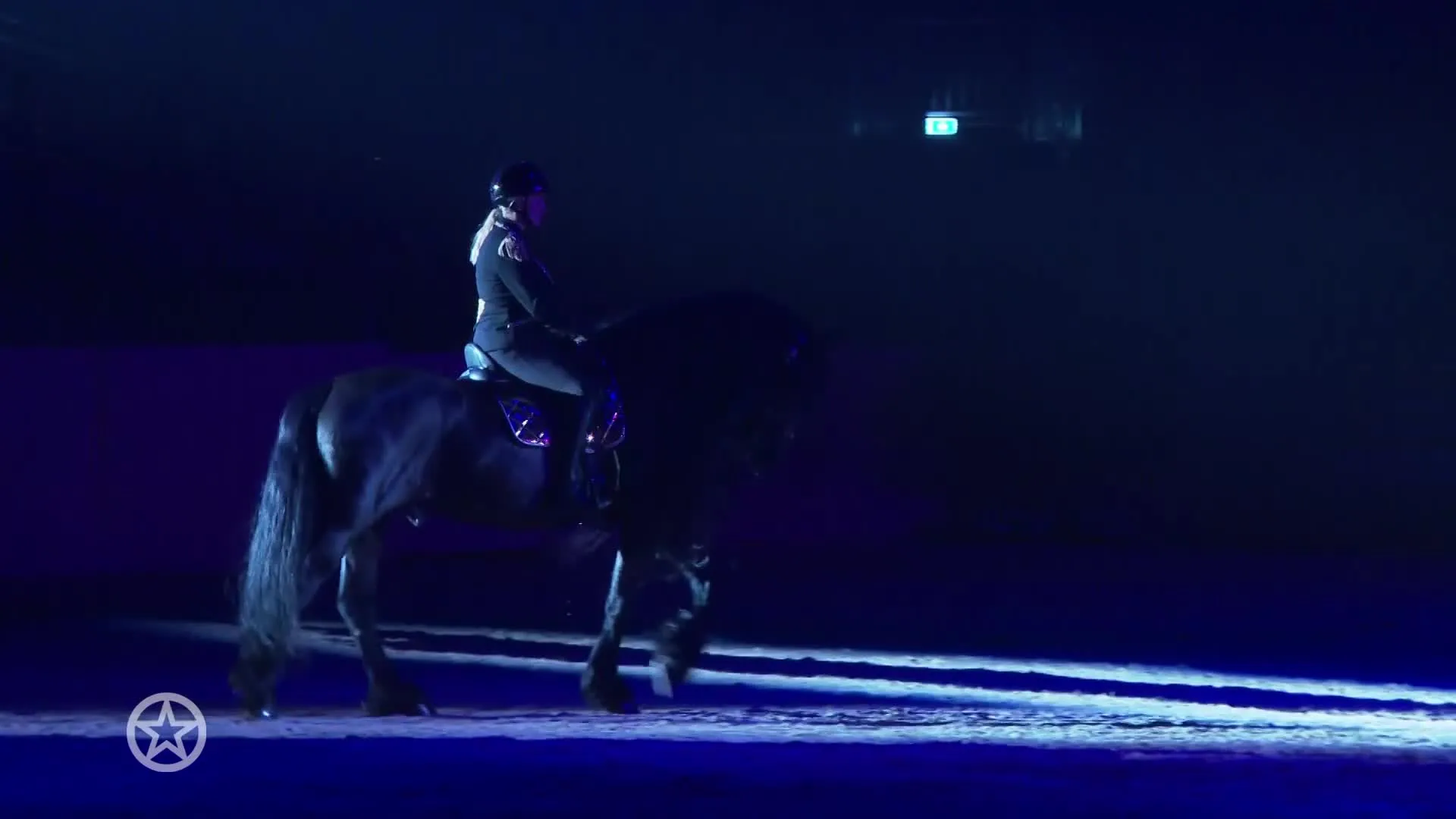Samantha Steenwijk zingt op paard