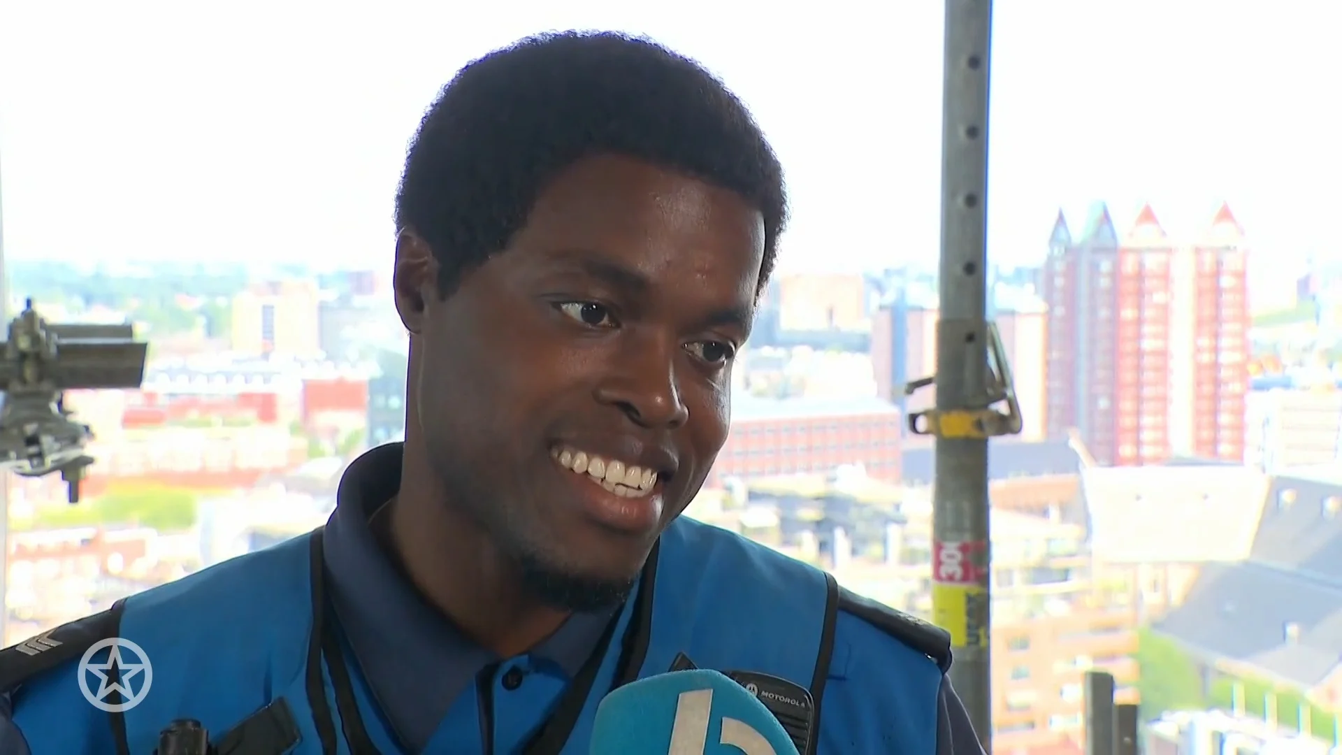 Jandino maakt film over boa's