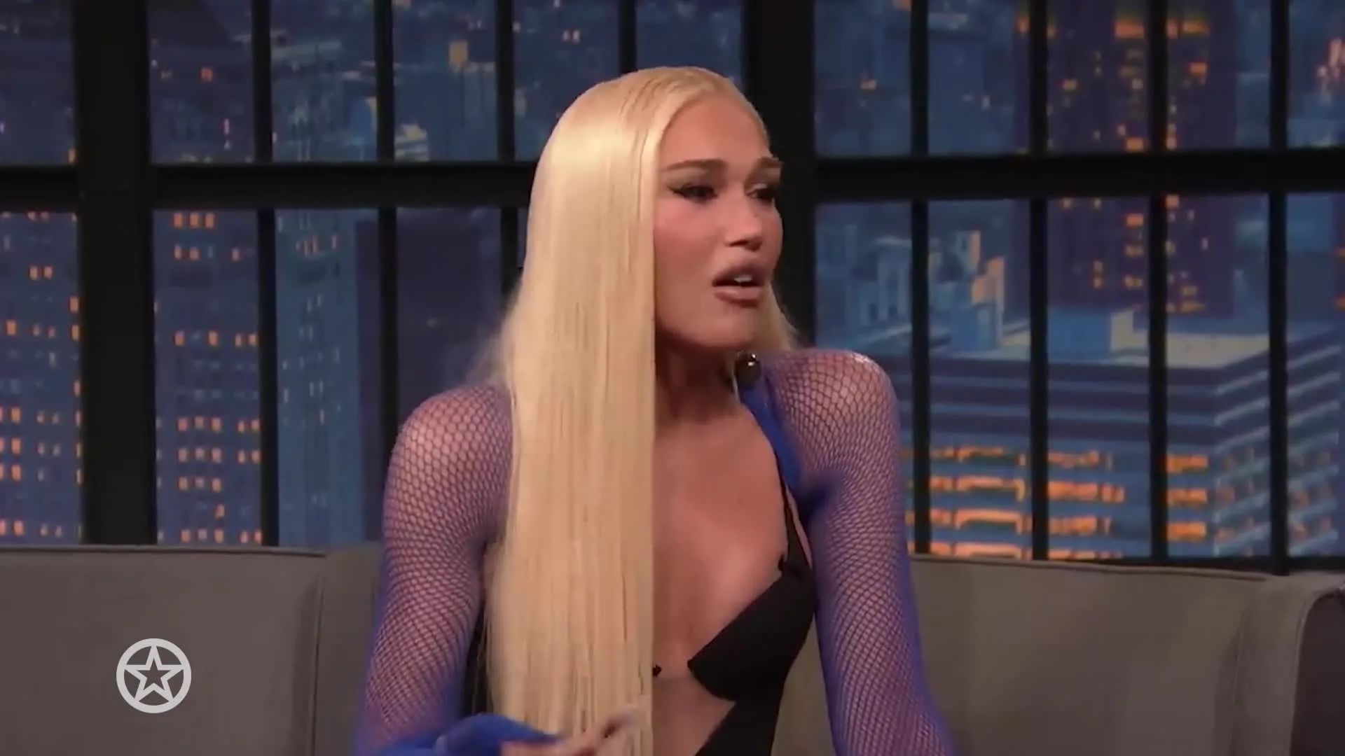 Gwen Stefani onherkenbaar bij talkshow