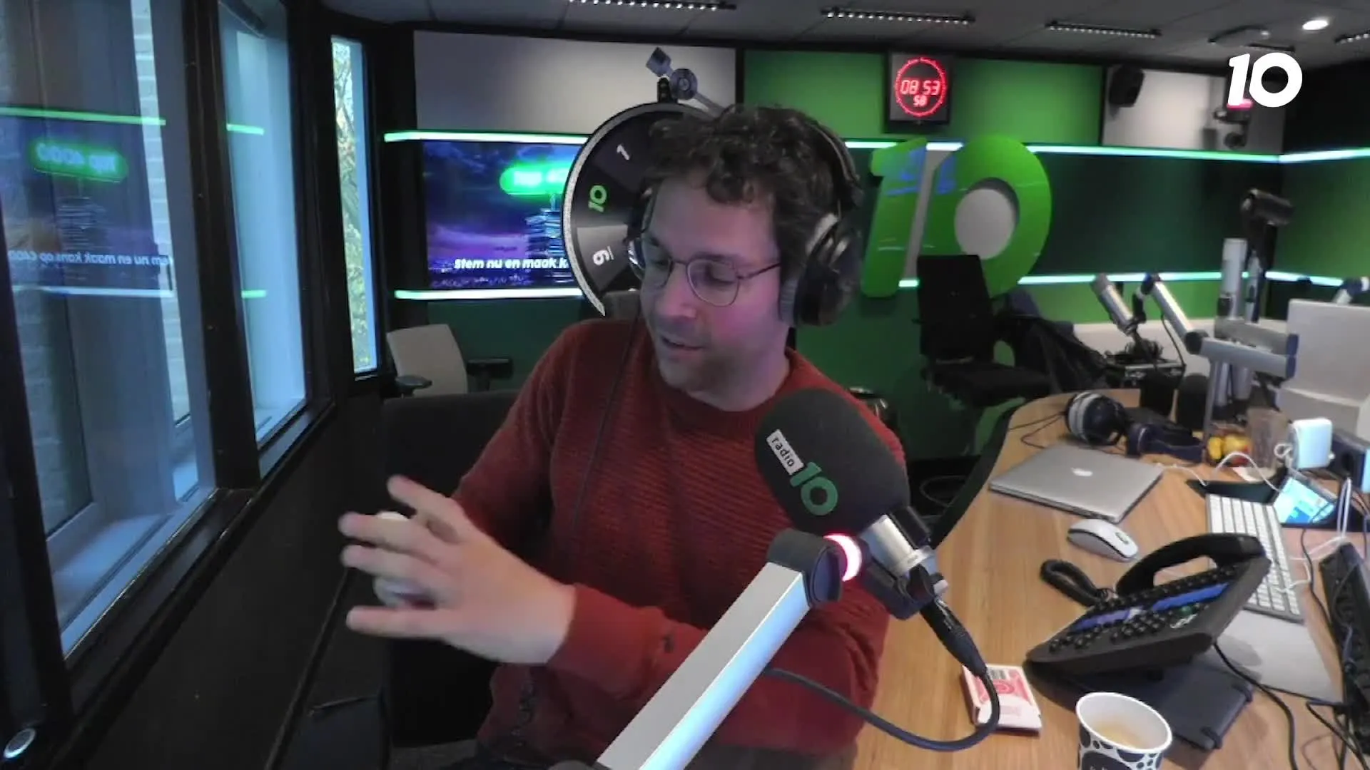 Victor Mids opent de stembussen van de Top 4000