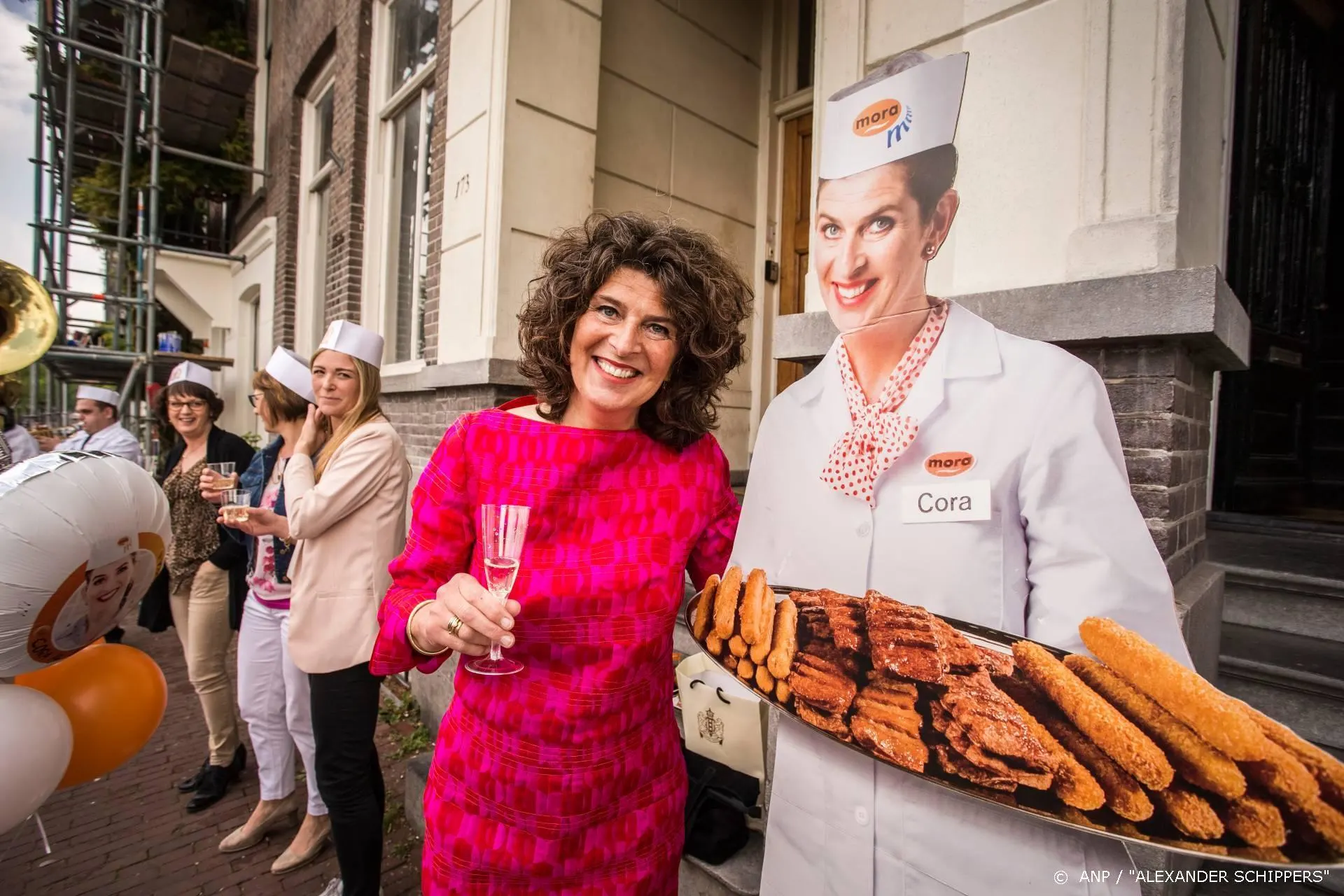 Cora van Mora brengt feestnummer over bitterballen uit