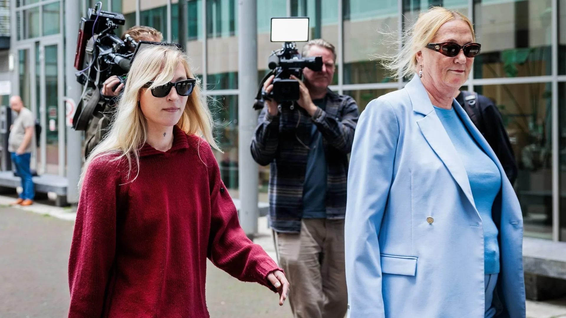 S10 en moeder bij rechtbank in Haarlem, verdachte niet aanwezig