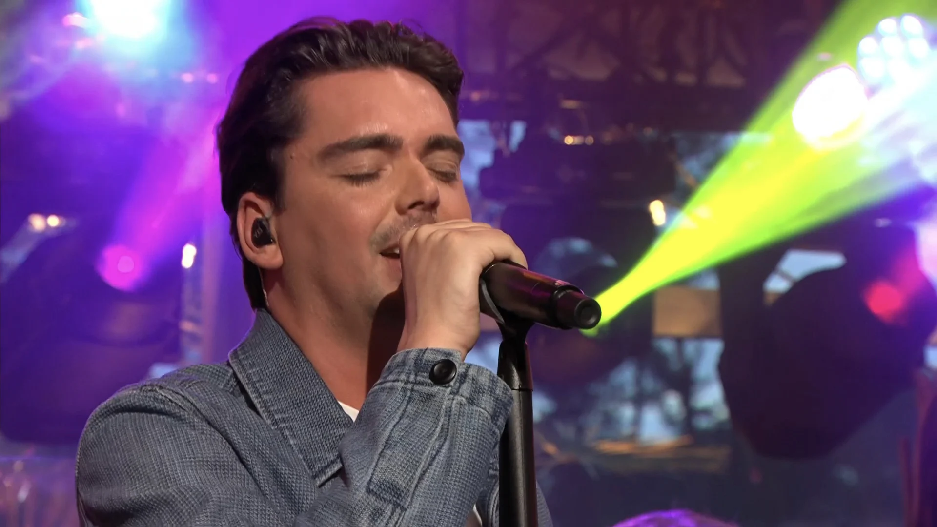 Yves Berendse opent het nieuwe seizoen van De Oranjezomer met zijn nieuwe hitsingle!