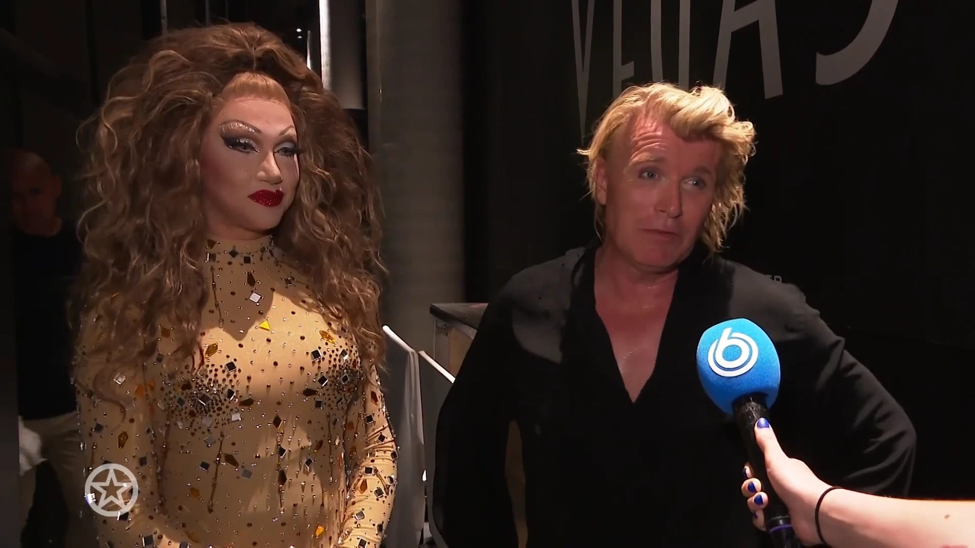 Hans Klok introduceert nieuwe 'Pamela Anderson'