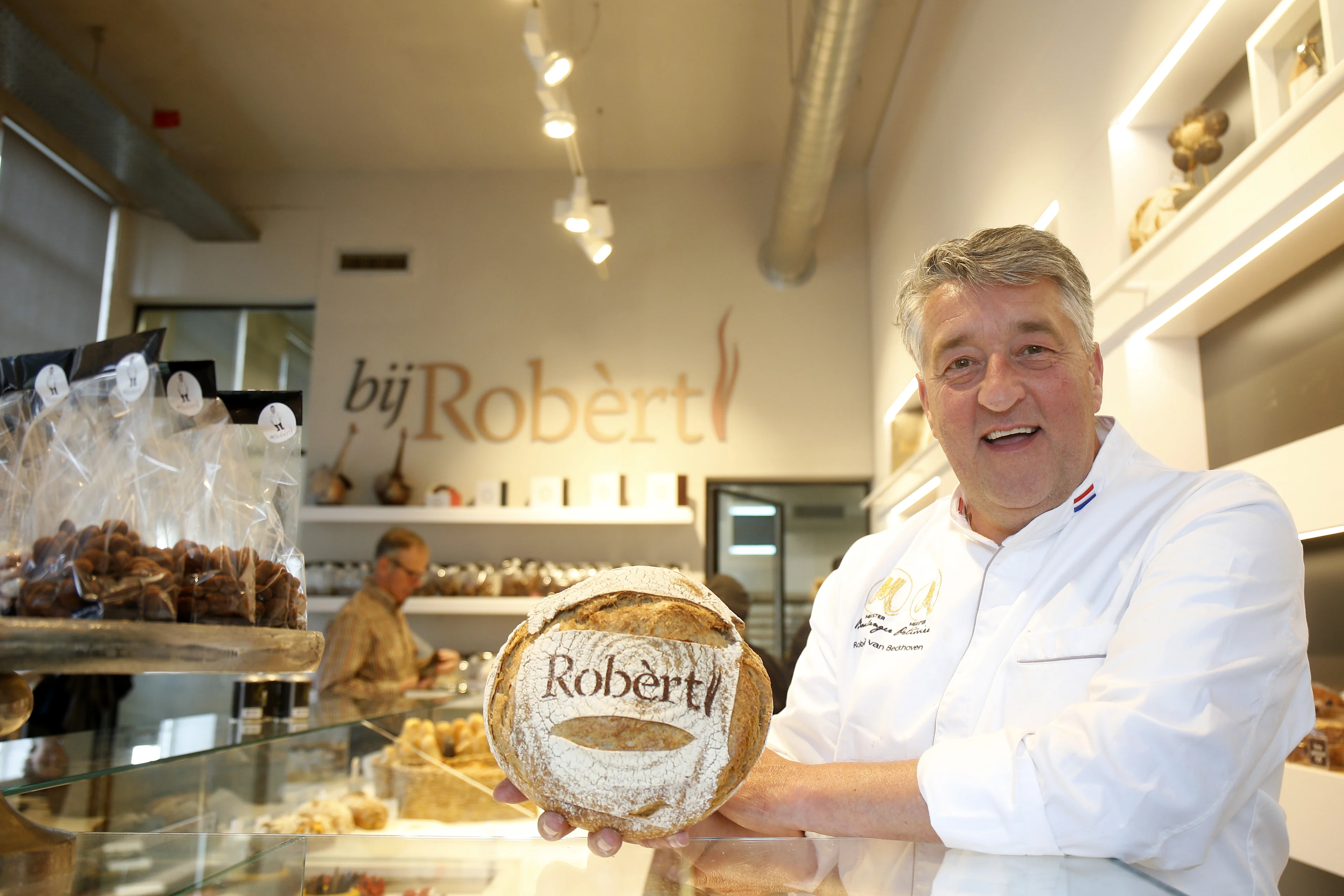Zo maak je de meesterlijke oranje tompouce van Robèrt van Beckhoven