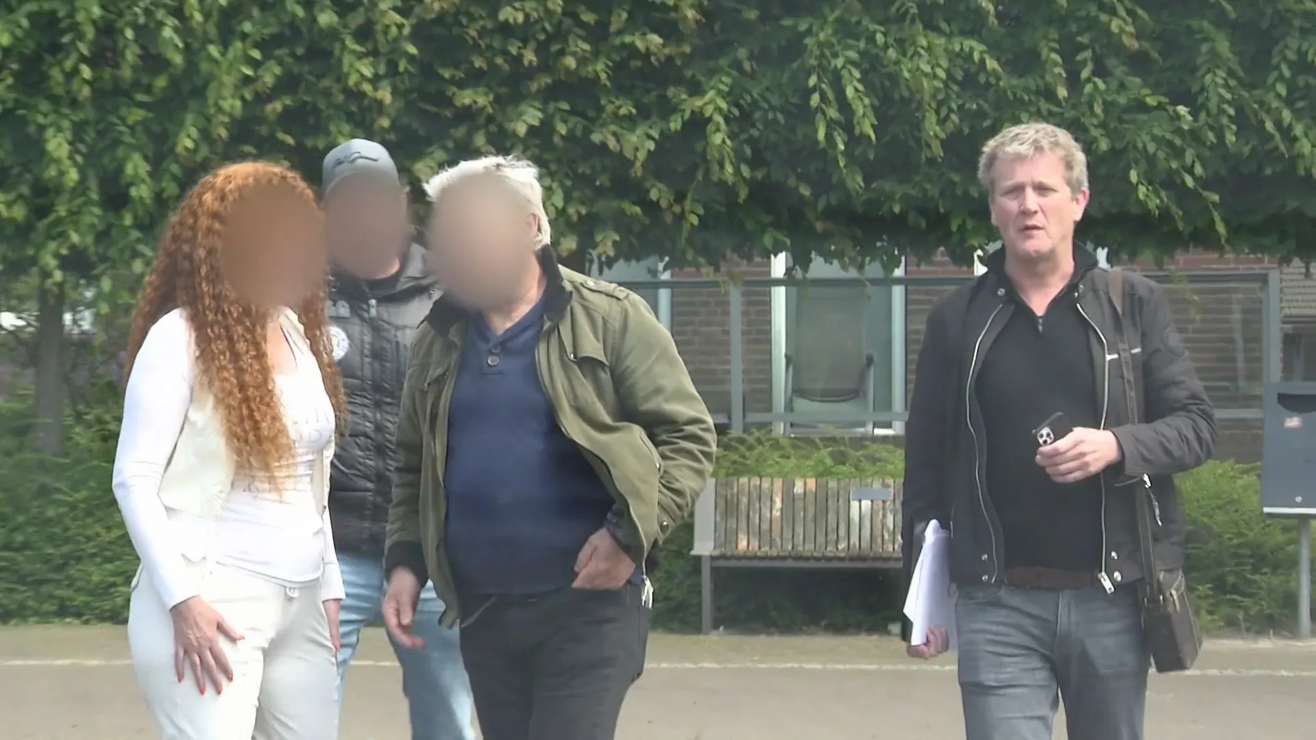 Een bizarre confrontatie: kwakzalvers ontkennen alles!