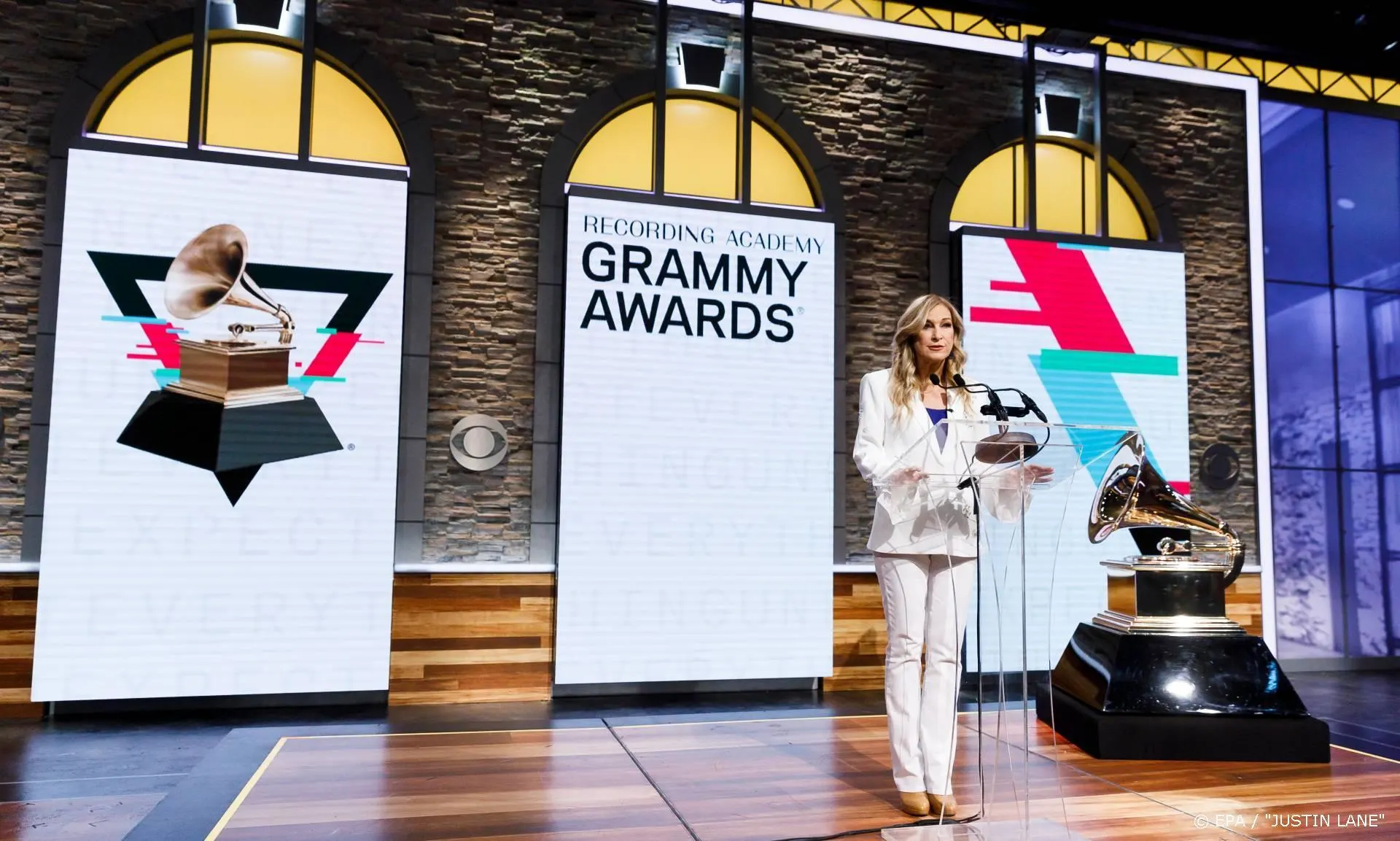 Geschorste Grammy-baas de laan uitgestuurd