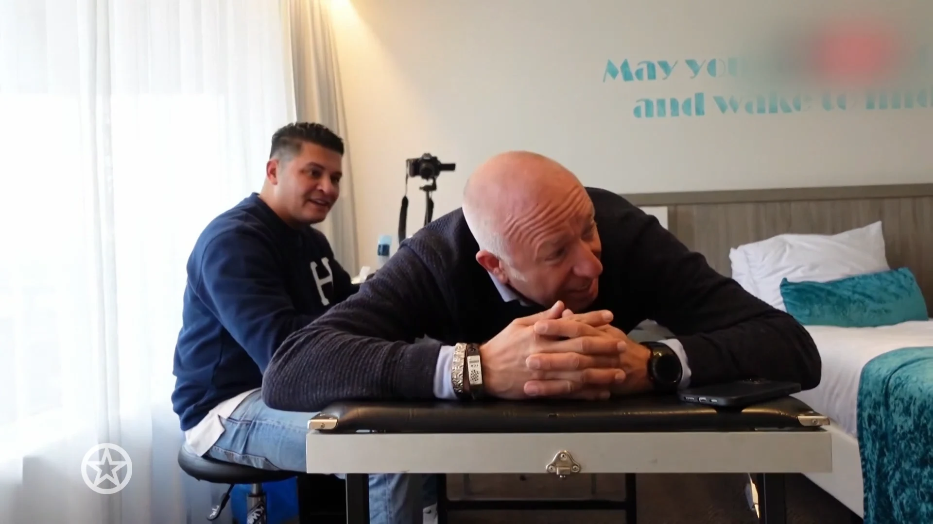 Tom Coronel zet tattoo op kont