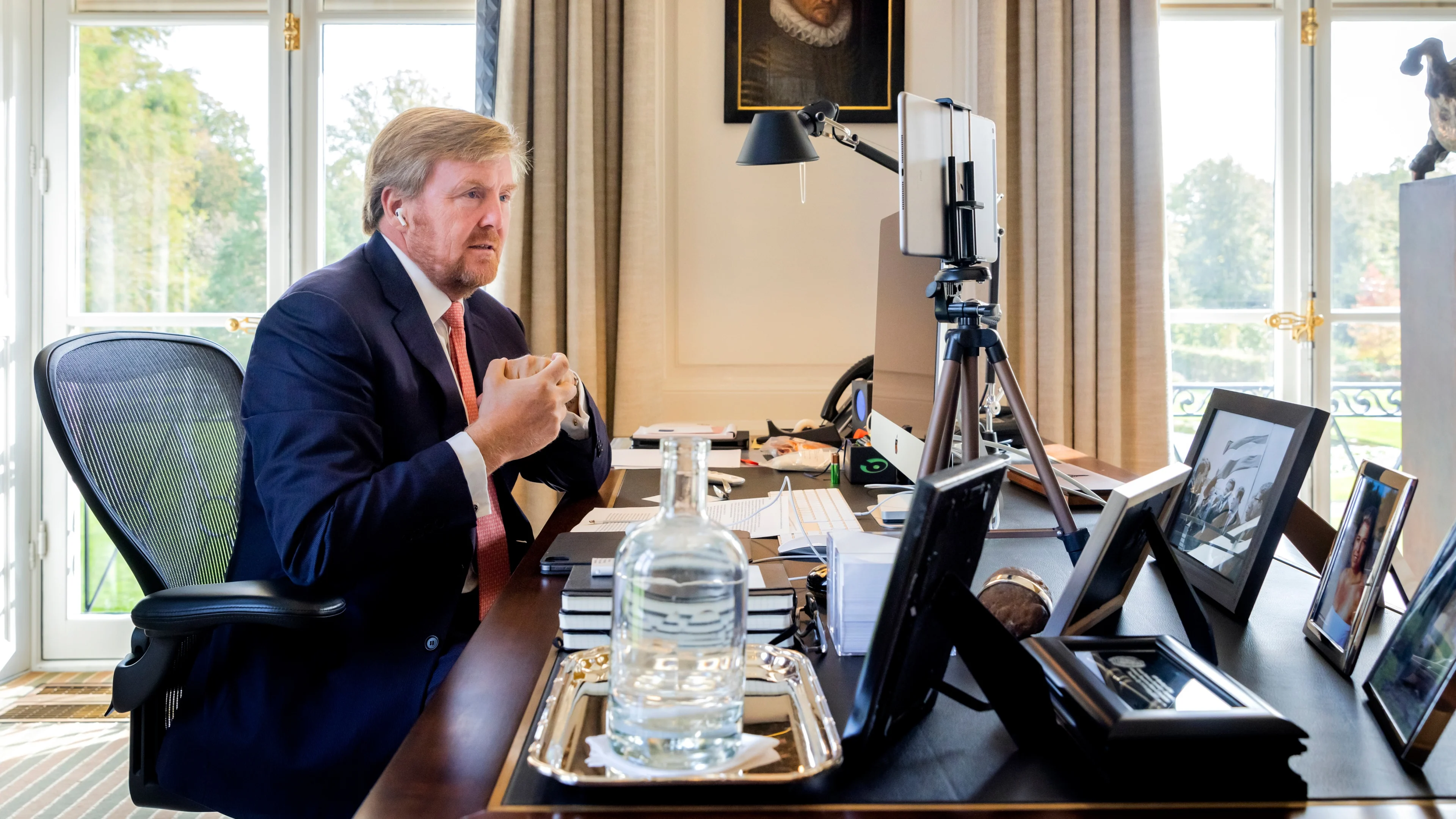Koning spreekt met burgemeesters over rellen
