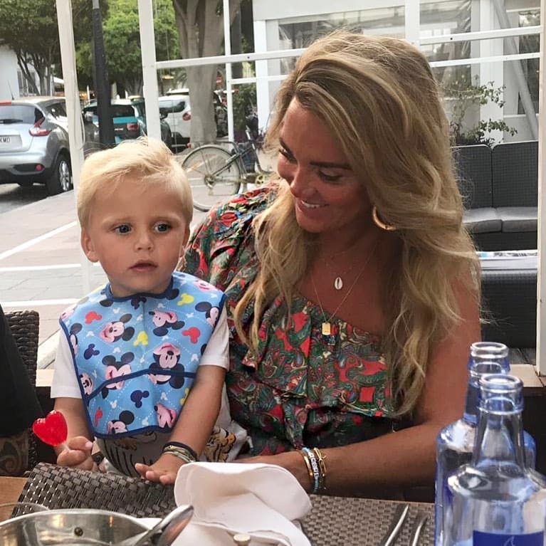 Volgers genieten van stralende Monique op vakantie