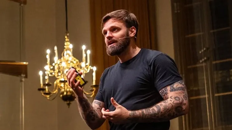 Tim Hofman staat stil bij jubileum: 'Of ze nou zin hadden of niet'