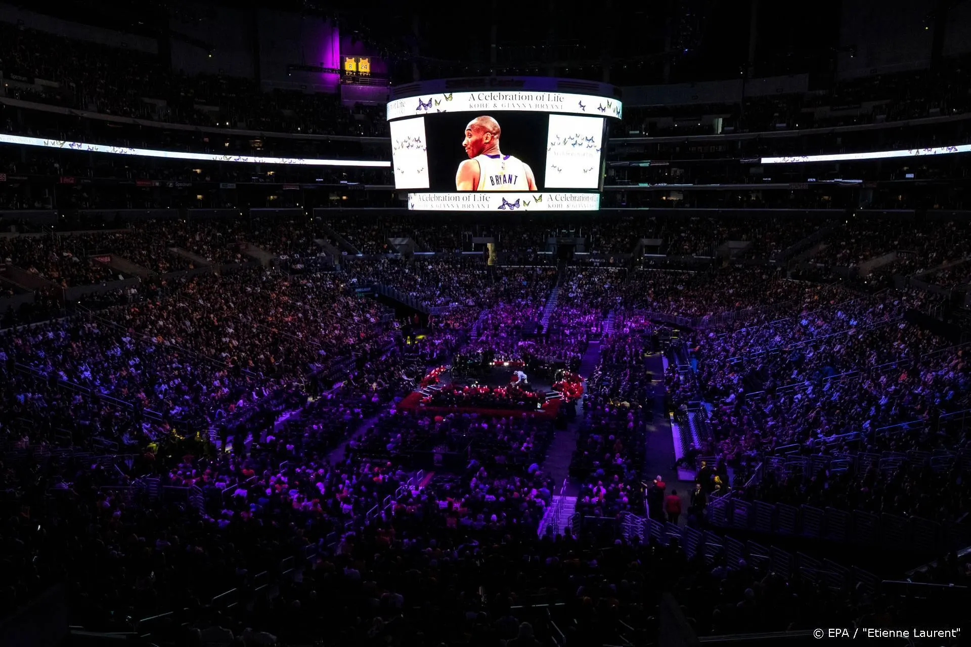 Kobe Bryant herdacht in oude thuisbasis Staples Center