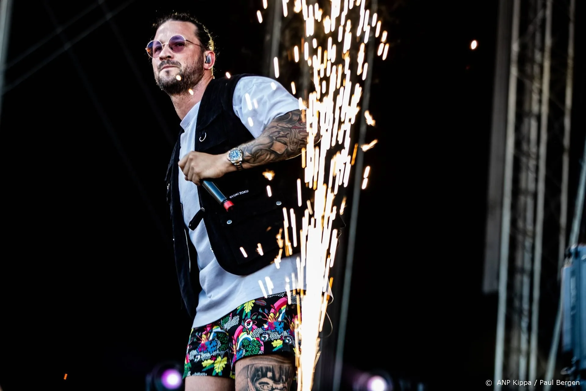 Kraantje Pappie geeft zijn team sneakers cadeau