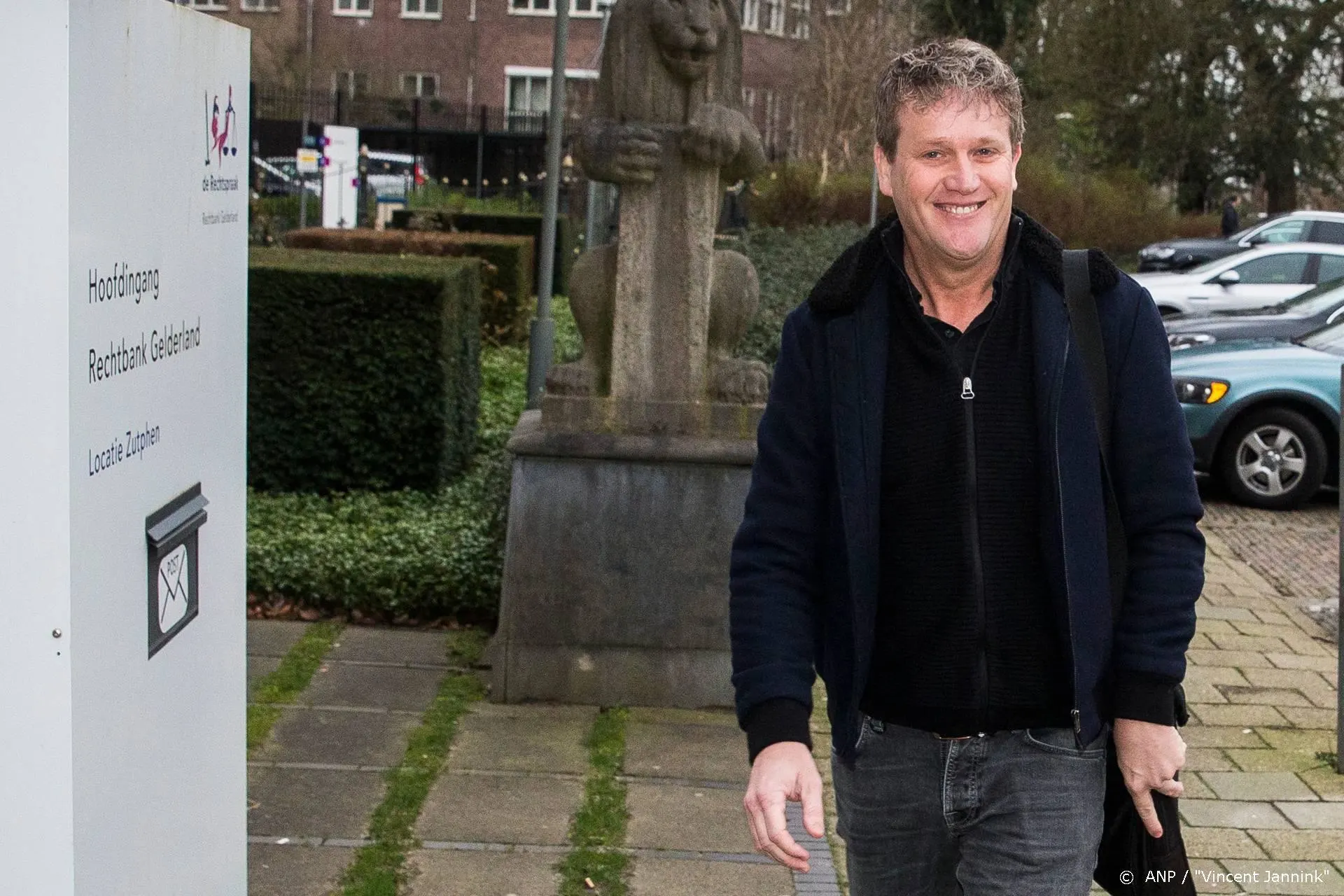 Alberto Stegeman goedgemutst bij aankomst rechtbank