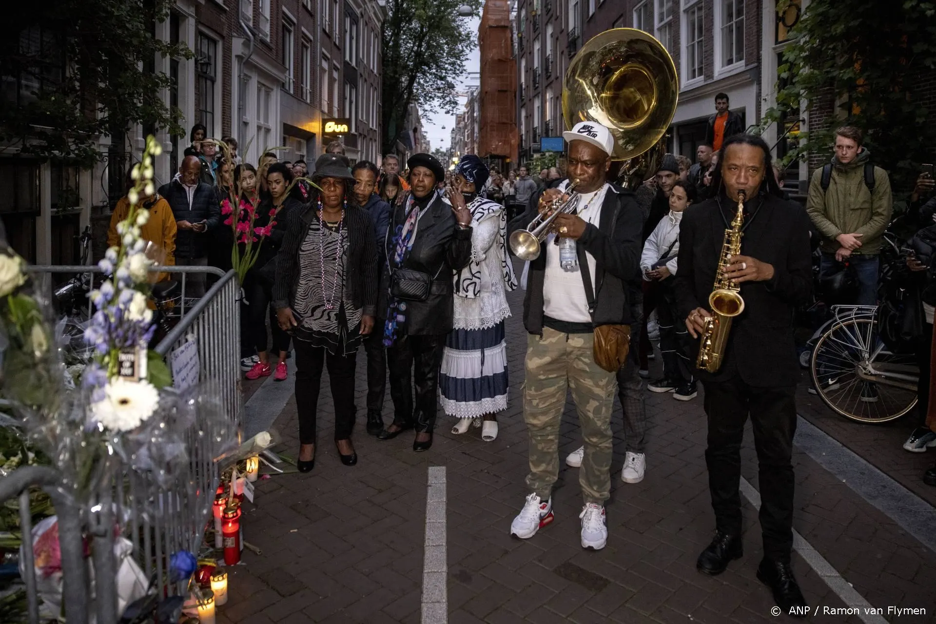 Nog steeds drukte bij plaats delict Lange Leidsedwarsstraat