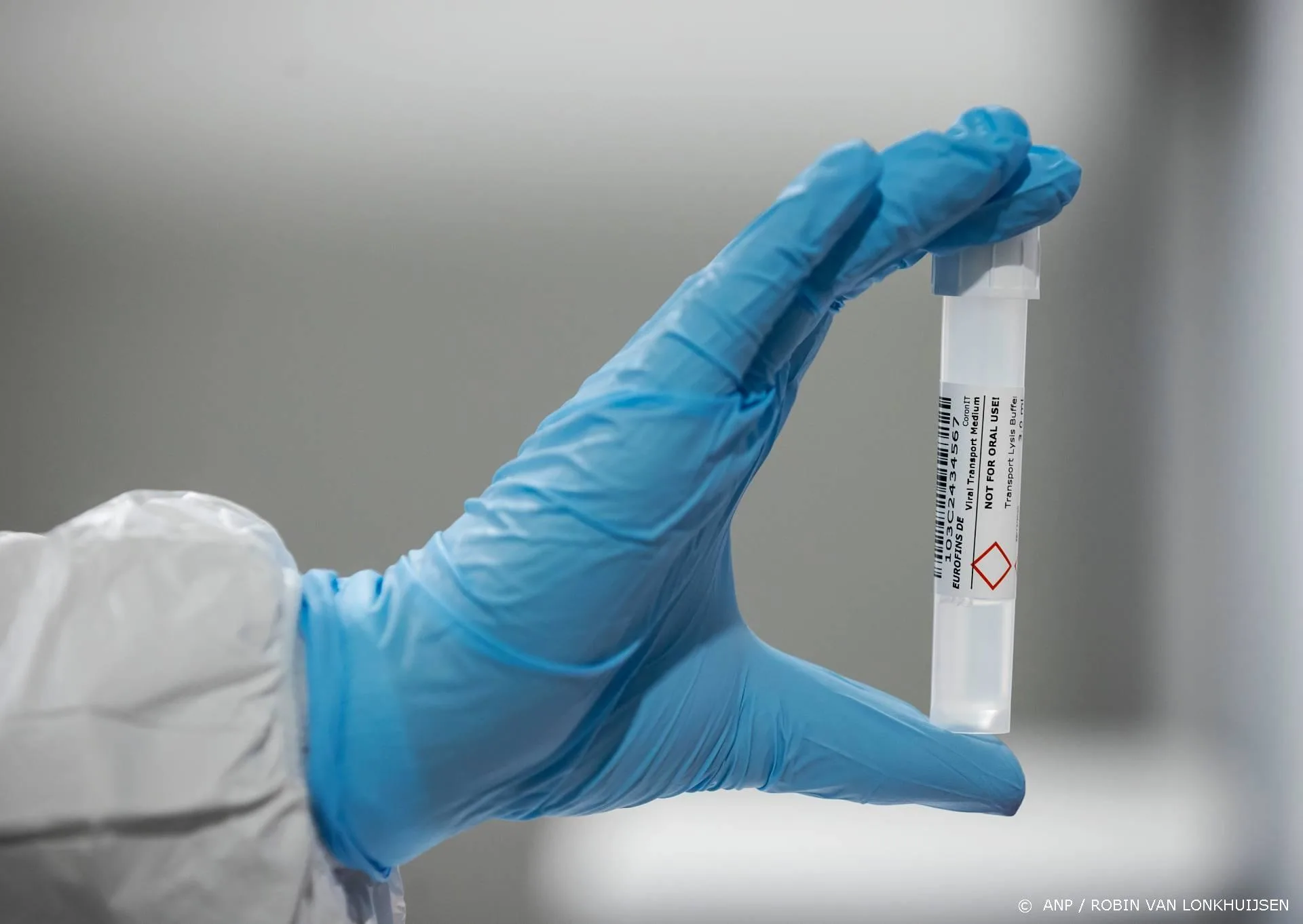 Zangeres Grimes heeft 'eindelijk' corona