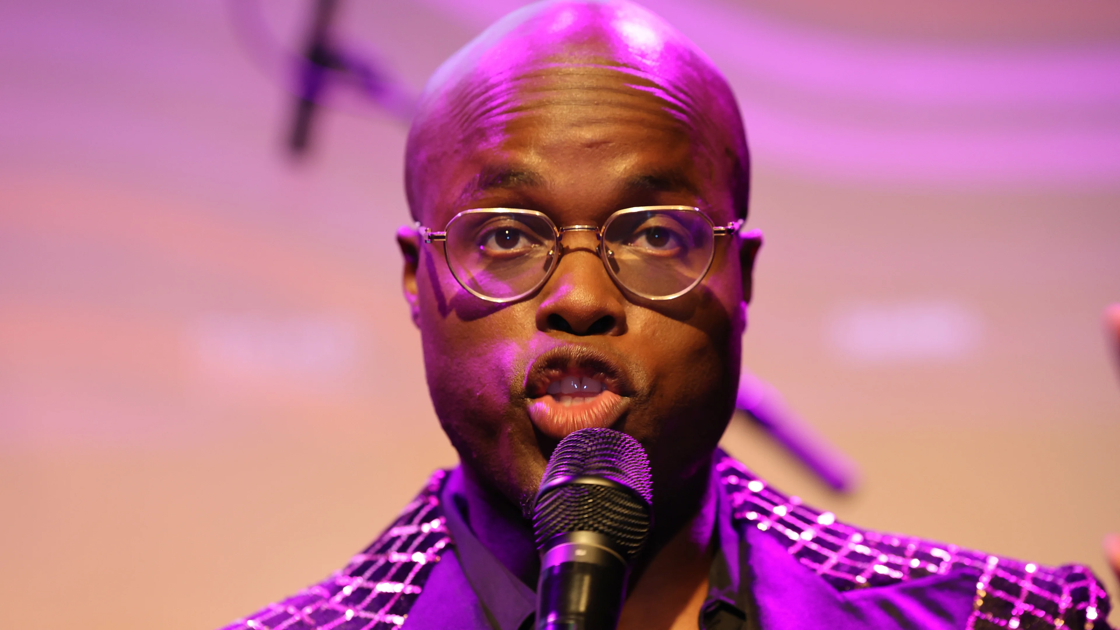 Jandino Asporaat fel onderbroken op live tv: 'Even luisteren!'