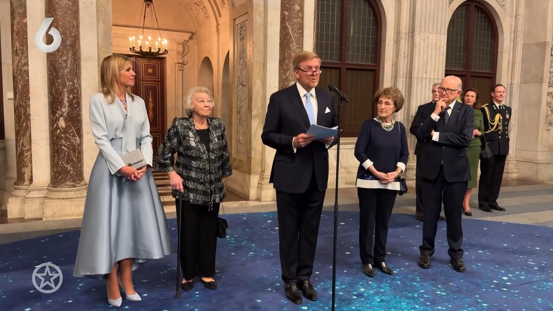 Koning en koningin ontvangen gasten tijdens nieuwjaarsreceptie op Paleis op de Dam