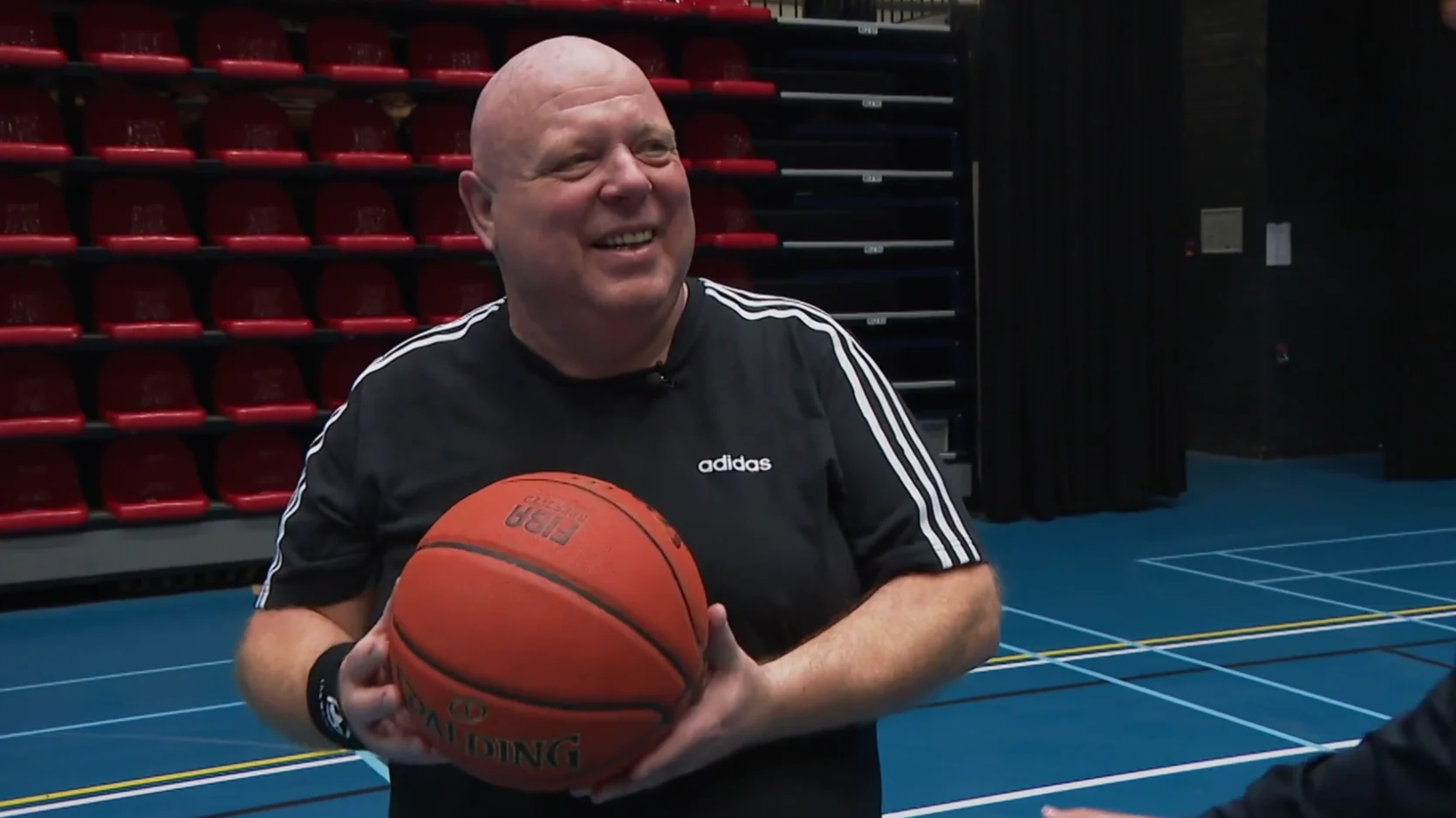 ZIEN: Peter Gillis wil fitter worden en leert basketballen
